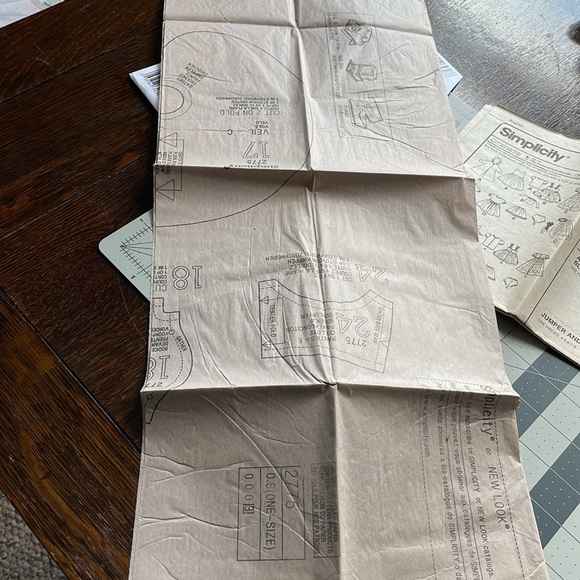 Simplicity 2775  wardrobe sewing pattern for 8" doll (11 items of clothing) - Picture 6 of 6